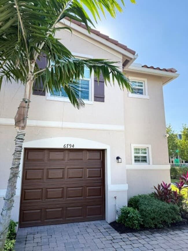 Photo - 1880 Grantham Ct