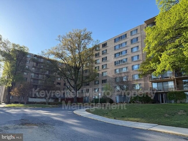 Building Photo - 4410 Oglethorpe St Unit 703