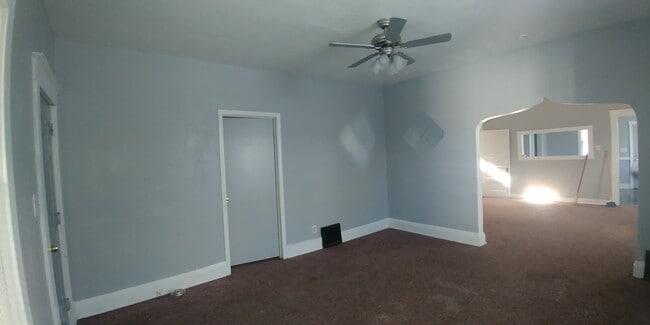 Sala de estar con ventilador de techo nuevo - 1560 Buckingham St