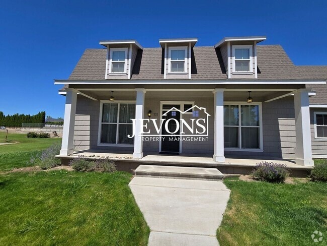 Building Photo - Spacious 4-bedroom home with fully equippe...