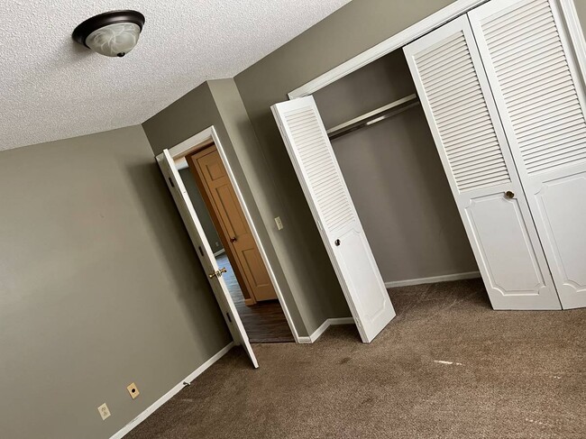 2BR, 2BA - 980SF