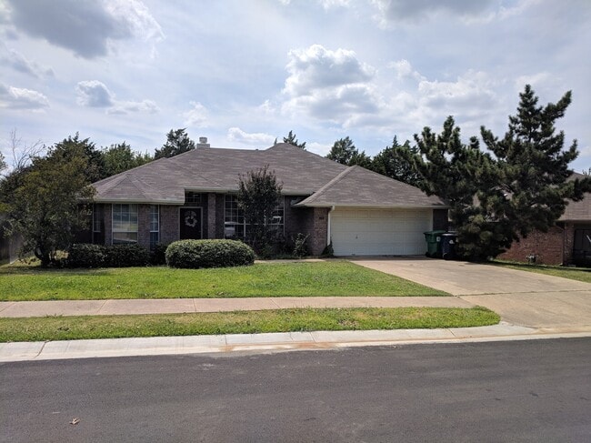 Building Photo - 1115 Oak Tree Drive Rental