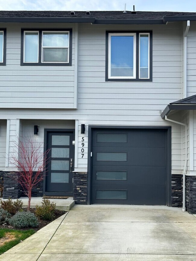 Two Bedroom Townhouse in South Salem Built... - Two Bedroom Townhouse in South Salem Built...