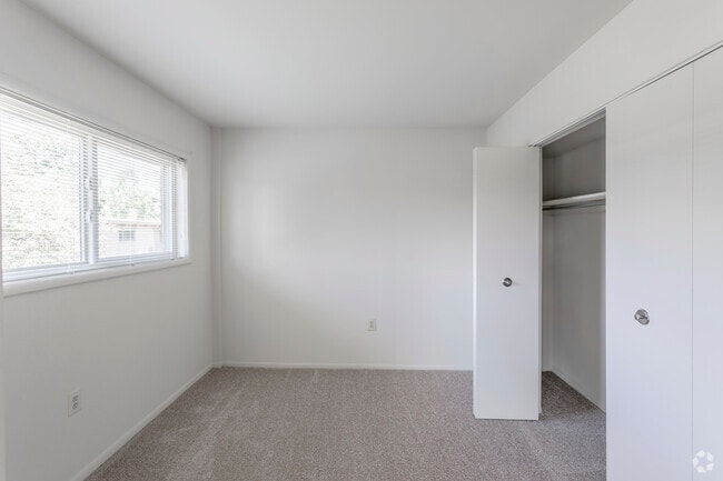 1 BR w Den, 1 BA - 740 SF