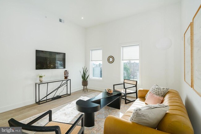 Building Photo - 5013 Springfield Ave Unit 515