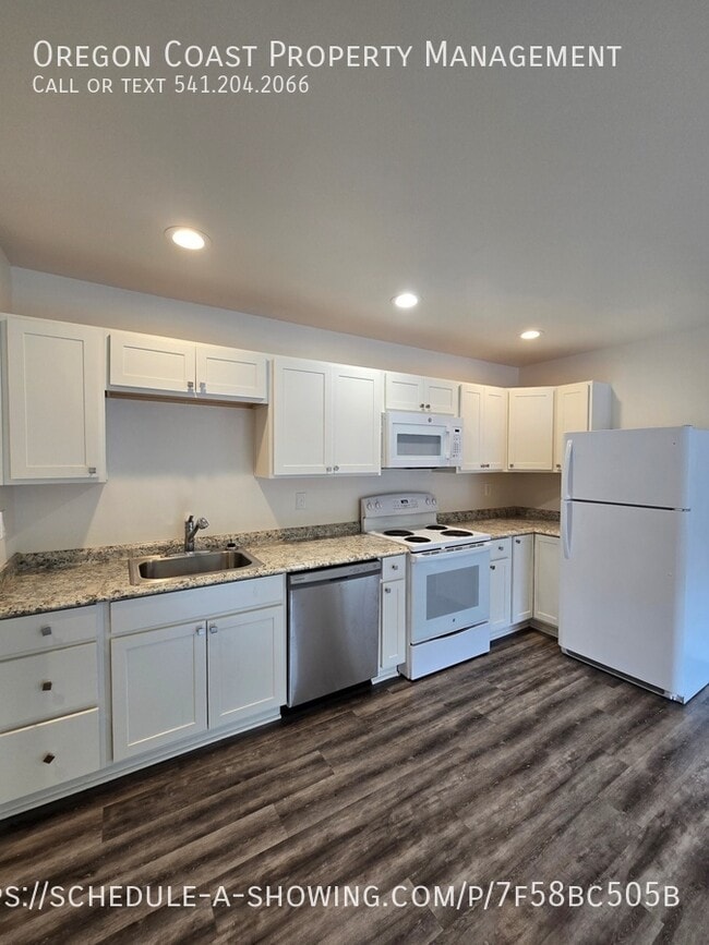 Building Photo - 170 SW Strawberry Ln Unit E Rental