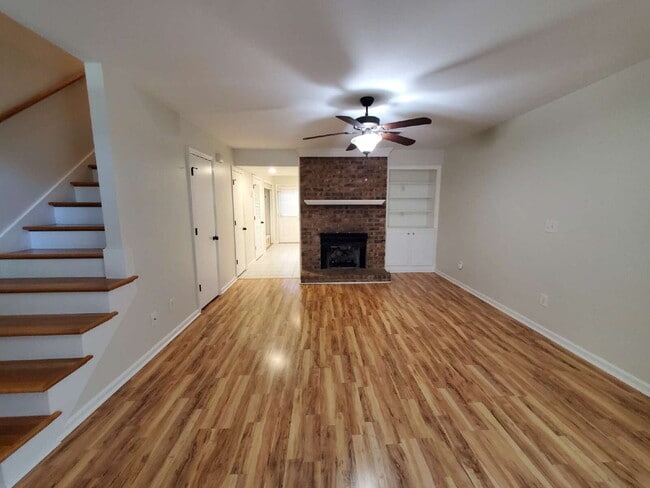 Photo - "Charming 2-Bed Townhouse Retreat with Modern Comforts in Hendersonville!"