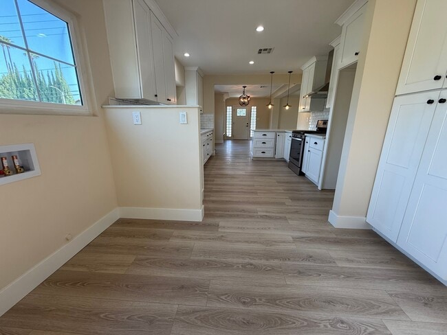 Photo - 1633 Kwis Ave