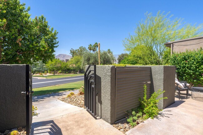 522 Desert W Dr