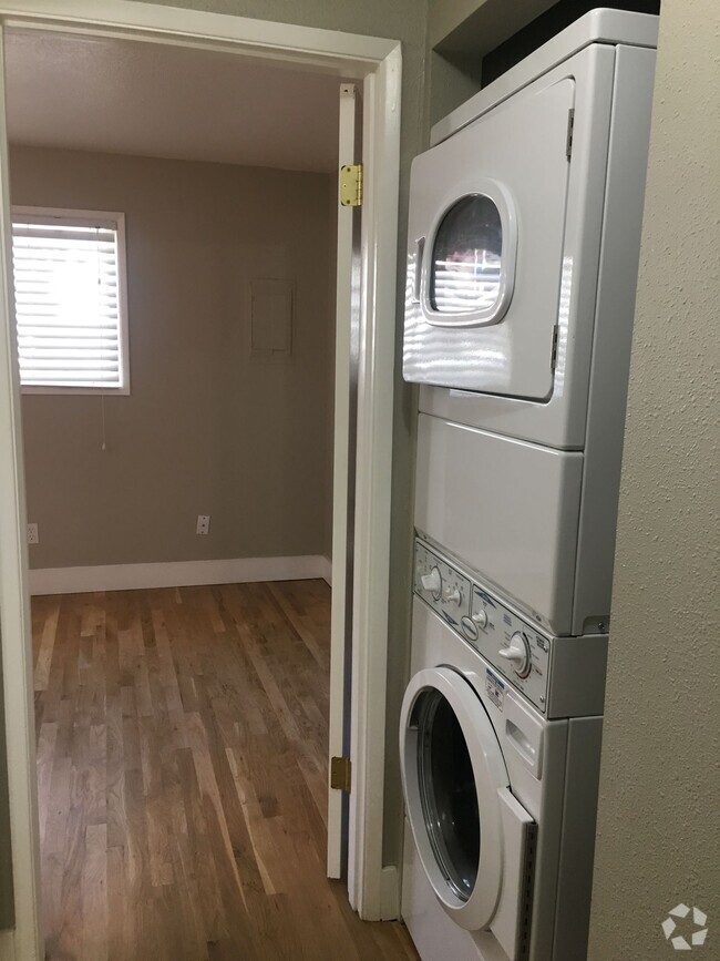 Building Photo - Super cute top level 1 bed w/ washer/dryer... Unit 1225 Rental