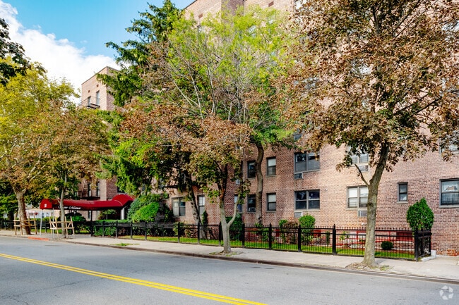 Photo - 13111 Kew Gardens Rd