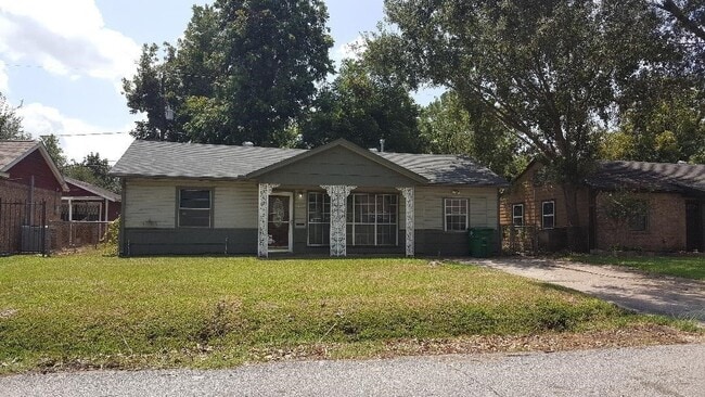 Building Photo - 3221 McCrarey Dr