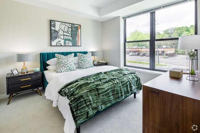 2HAB, 2BA - "O IN, 1049 ft²