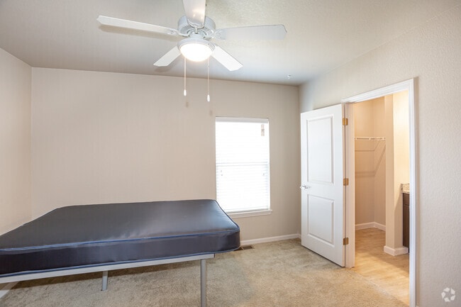 3BR, 3.5BA - 1329 SF