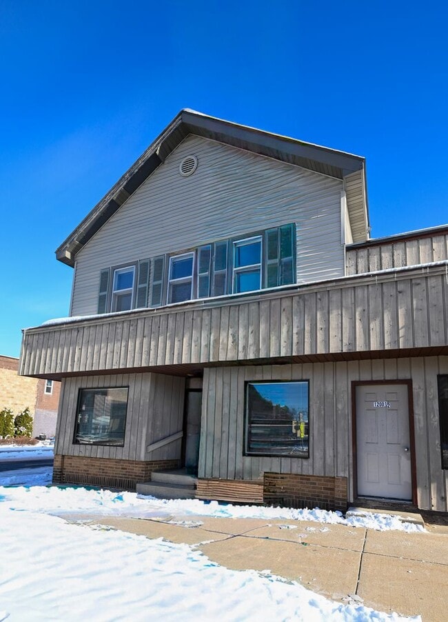 Building Photo - 1200 1/2 Superior Ave Unit 1 (front)