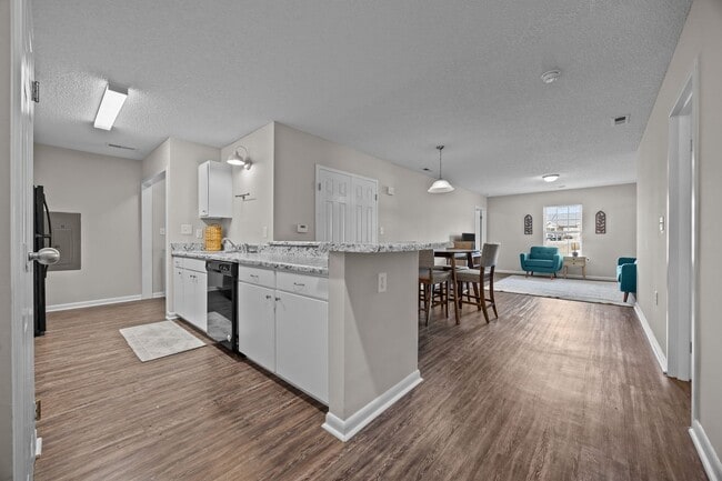 Photo - FULLY FURNISHED EXCLUSIVE SHORT AND MIDTER...