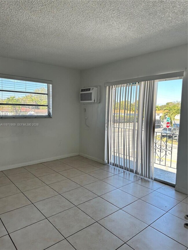 Photo - 543 SW 37th Ave Unit 4