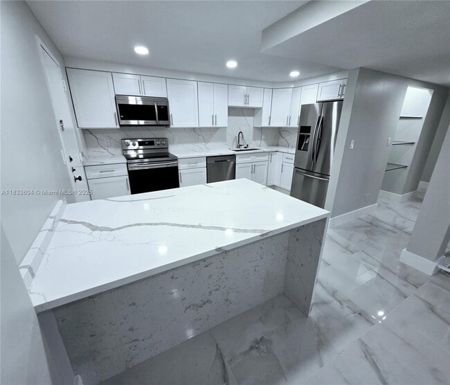 Building Photo - 3710 Inverrary Dr Unit 1P Rental