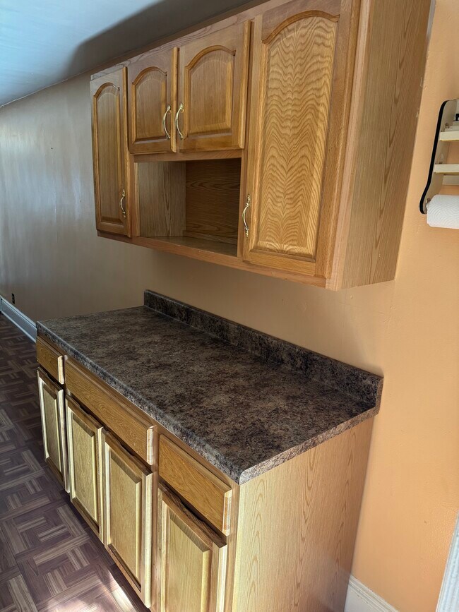 Kitchen - 476 E 33rd St Unit 476