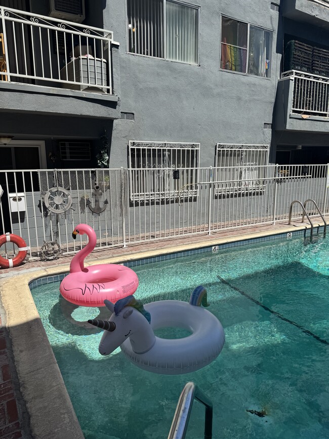 Photo - 1810 N Bronson Ave Unidad 211