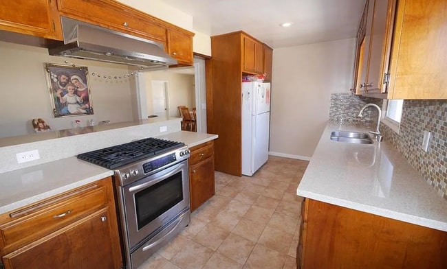 Kitchen (Interior) - 327 E Collins Ave