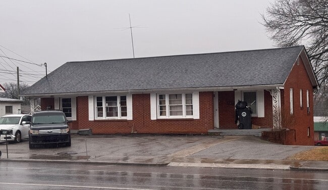 Building Photo - 1005 W 1st N St