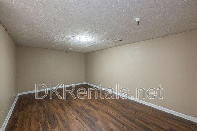 Photo - 330 Herndon Way