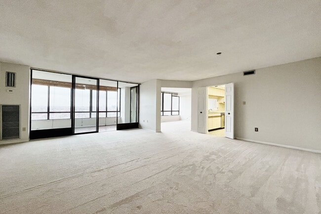 Building Photo - 65 Skymark Dr