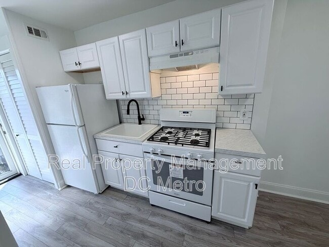 Photo - 1447 Holbrook St NE