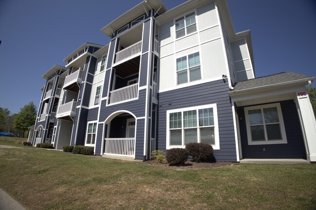 Modern Student Apartments with Spacious Floor Plans, Private Balconies & a Prime Location Near UNCC - Walden Station Apts