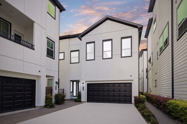 Building Photo - 2718 Grand Fountains Dr