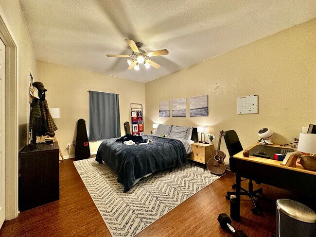 Photo - Spacious 4/4.5 House with Fenced Backyard!