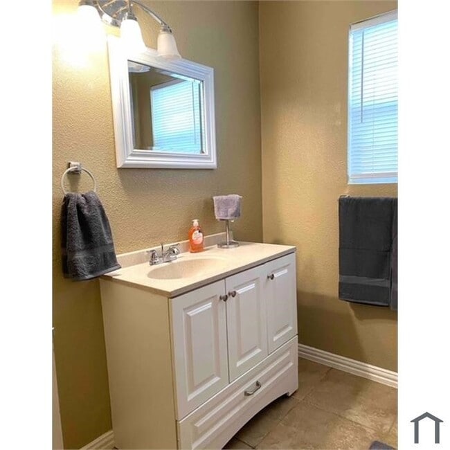 Building Photo - 1502 Oleander