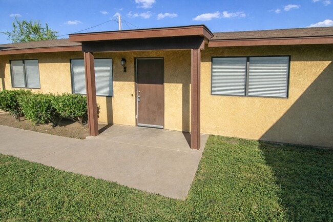 Building Photo - Recently Renovated, Single-Level 2-Bedroom Apartment with Small Fenced Yard. Unit O