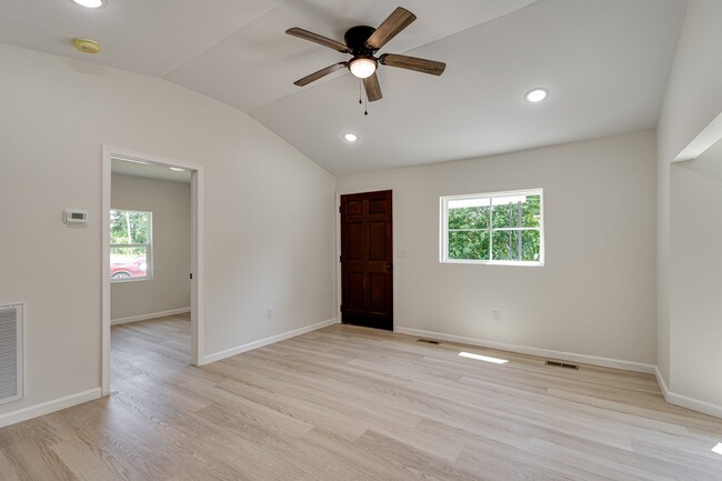 Photo - 887 Kinsey St