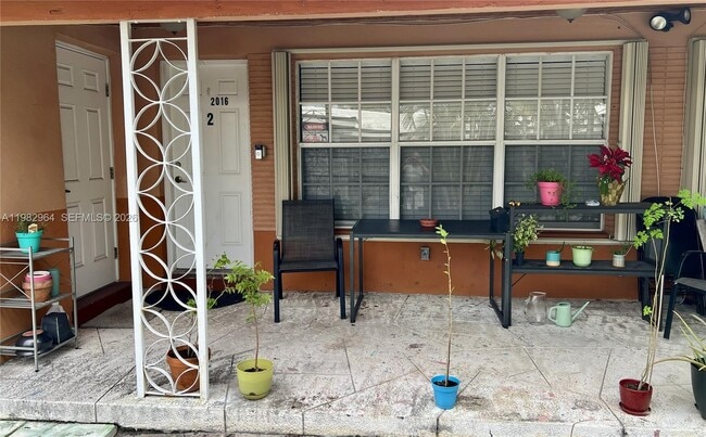 Building Photo - 2016 NE 26th St Unit 2