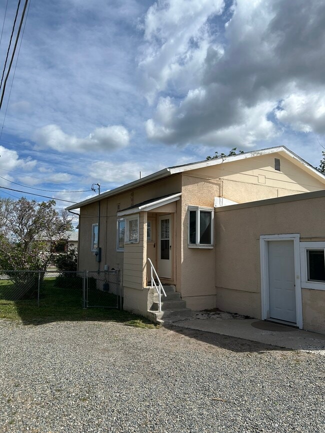 Building Photo - 713 Poplar St