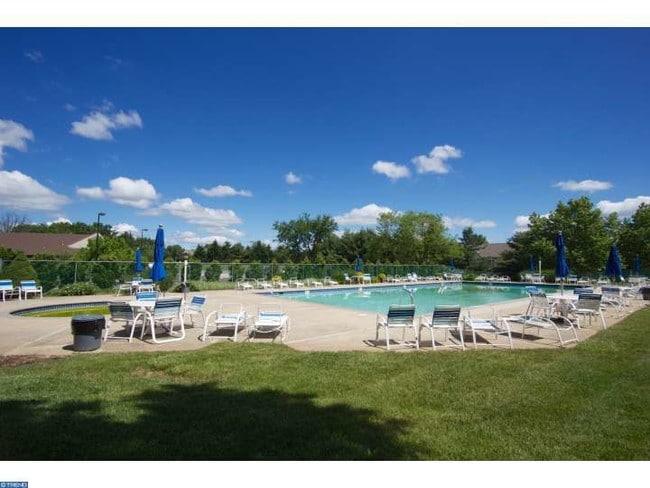 Building Photo - 2016 Foxmeadow Dr Unit 2016