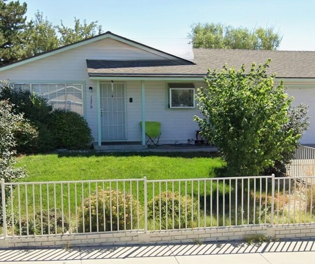 Building Photo - Centrally located home, clean and ready for occupany