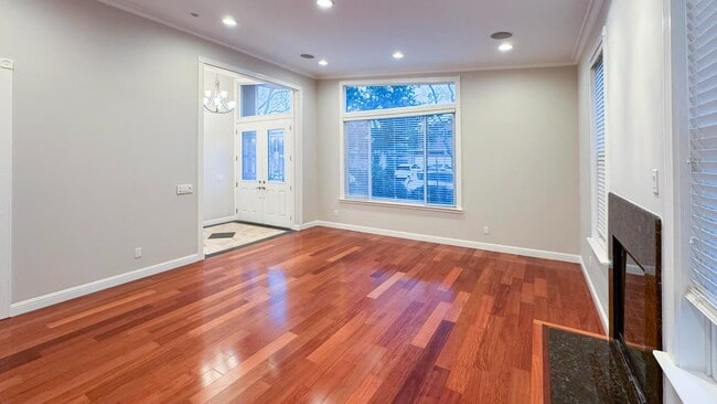 Photo - 827 Richardson Ct