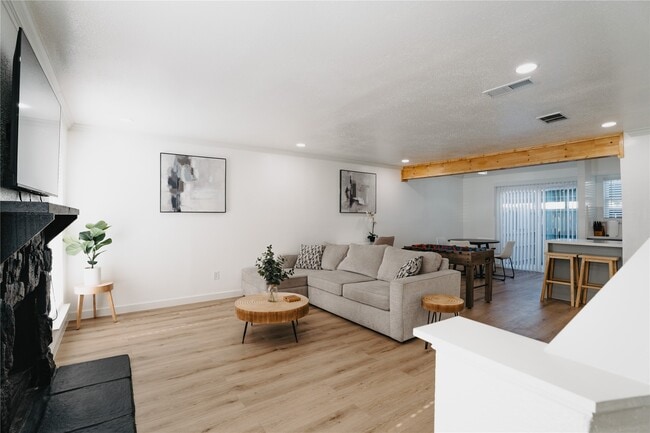 Building Photo - 6001 Reims Rd Unit 1412