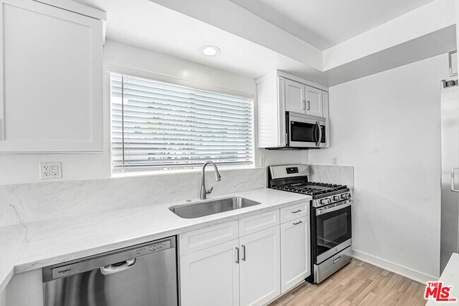 Photo - 10393 Almayo Ave Unit 5