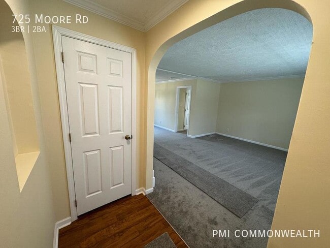 Photo - 725 Moore Rd