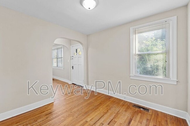 Photo - 2085 Heckle St