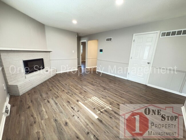 Photo - 3 Bed /  2 Bath Duplex in Blue Springs!