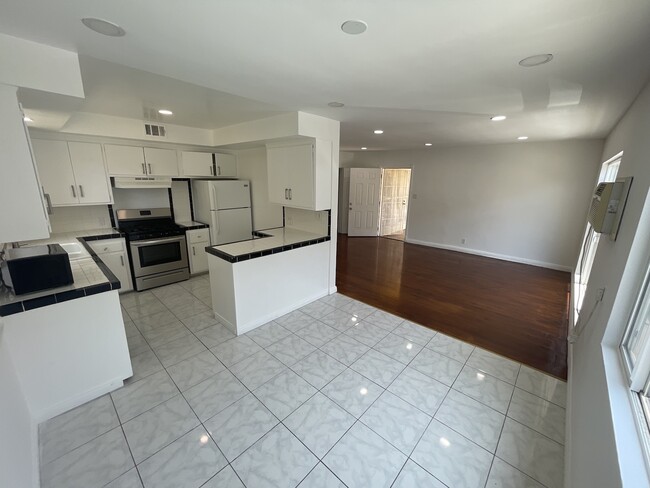 Building Photo - 7707 Romaine St Unit 4 Rental