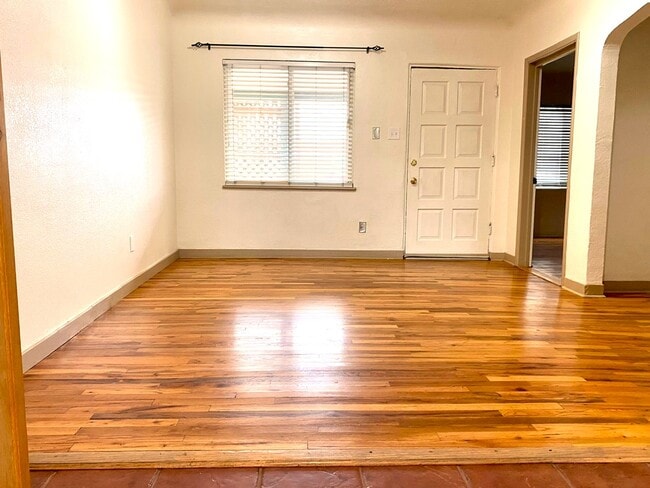 Photo - 502 Los Arboles Ave NW