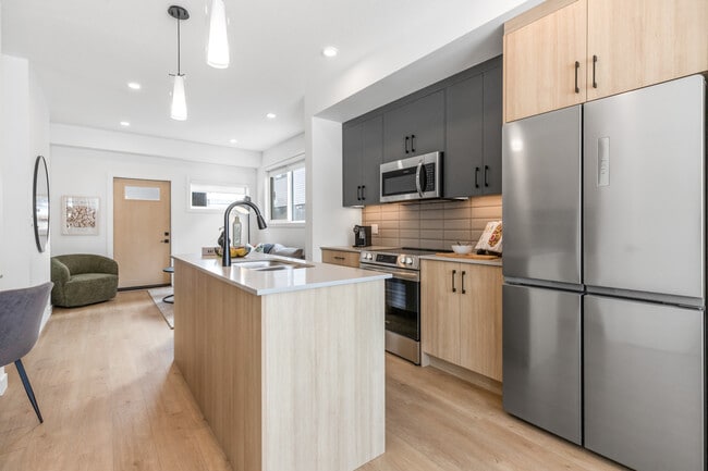 Photo - 9817-9153 153 St NW Unit MAIN 9817