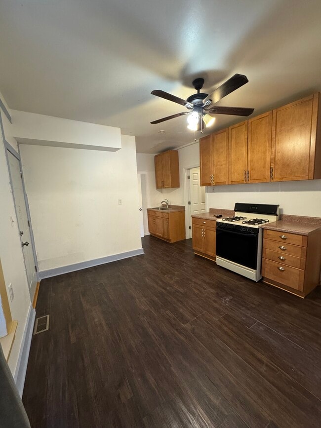 Kitchen - 917 W 35th St Unit 1F