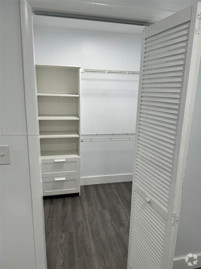 Building Photo - 3702 NE 171 St Unit 18 Rental